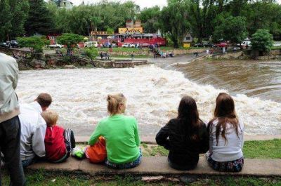 Una creciente de tres metros llen� el r�o en Villa Carlos Paz