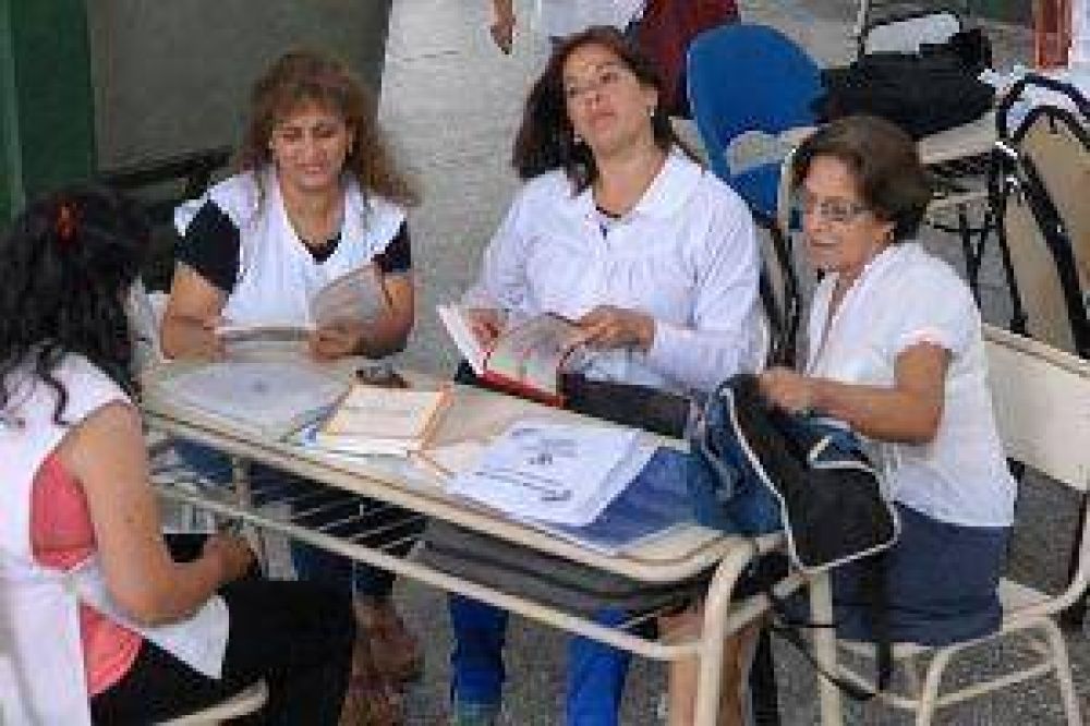 Las escuelas santiague�as reabrieron sus puertas con el regreso de los docentes a las aulas