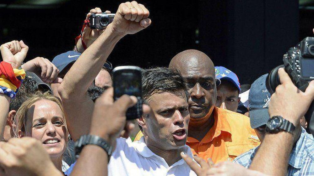 Leopoldo L�pez se presenta ante el Ministerio de Justicia venezolano y podr�a quedar preso