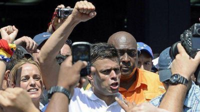 Leopoldo L�pez se presenta ante el Ministerio de Justicia venezolano y podr�a quedar preso