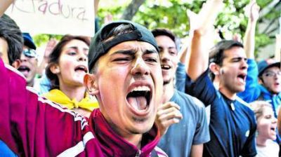 Maduro acusa a la Casa Blanca de financiar a grupos violentos