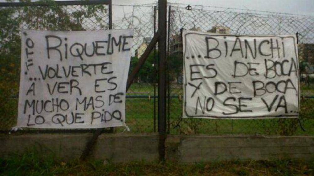 Apoyo incondicional: banderas para Carlos Bianchi y Juan Rom�n Riquelme en la pr�ctica de Boca