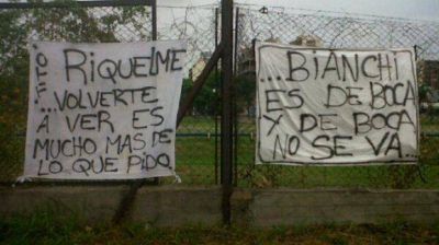 Apoyo incondicional: banderas para Carlos Bianchi y Juan Rom�n Riquelme en la pr�ctica de Boca