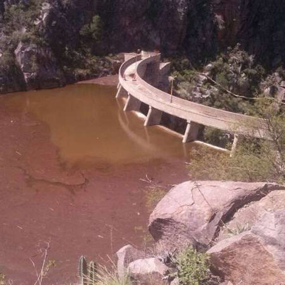 Comenz a pasar agua por el vertedero del dique de Olta