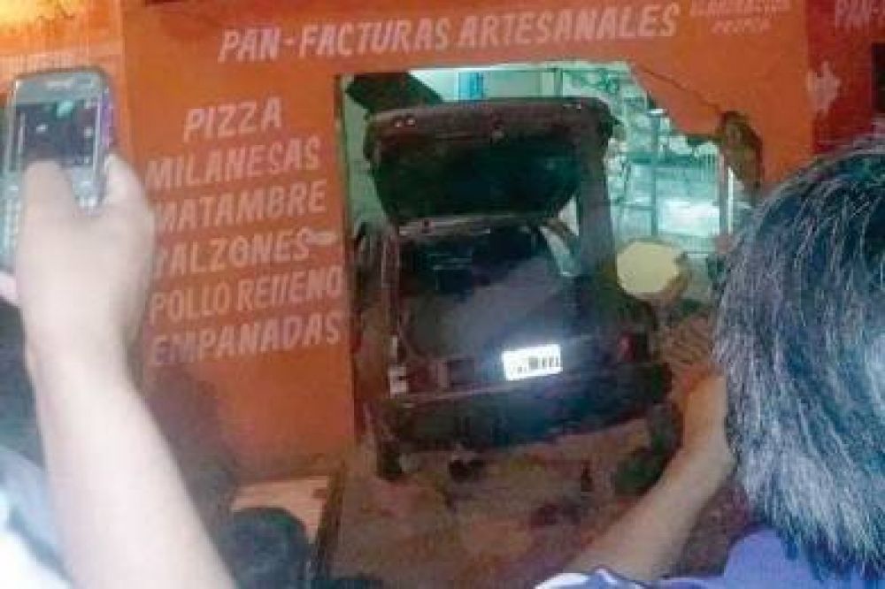 Un auto se meti� en un comercio: seis personas lesionadas
