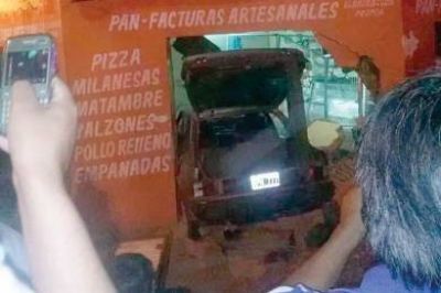 Un auto se meti� en un comercio: seis personas lesionadas