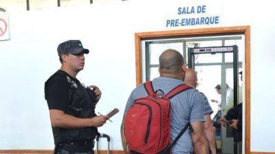 Sorpresivo control de pasajeros y equipajes en la terminal