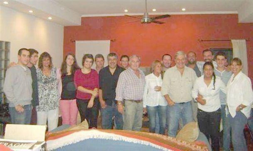 Integrantes de la Juventud del FAP local en General Villegas