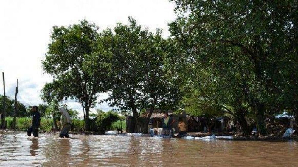 Las intensas lluvias dejaron a la ciudad de Juan Bautista Alberdi bajo las agua