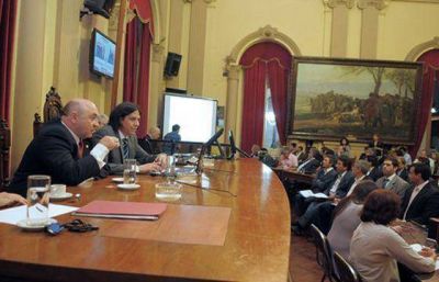 Parodi a Diputados y el resto del gabinete solo al bloque del PJ