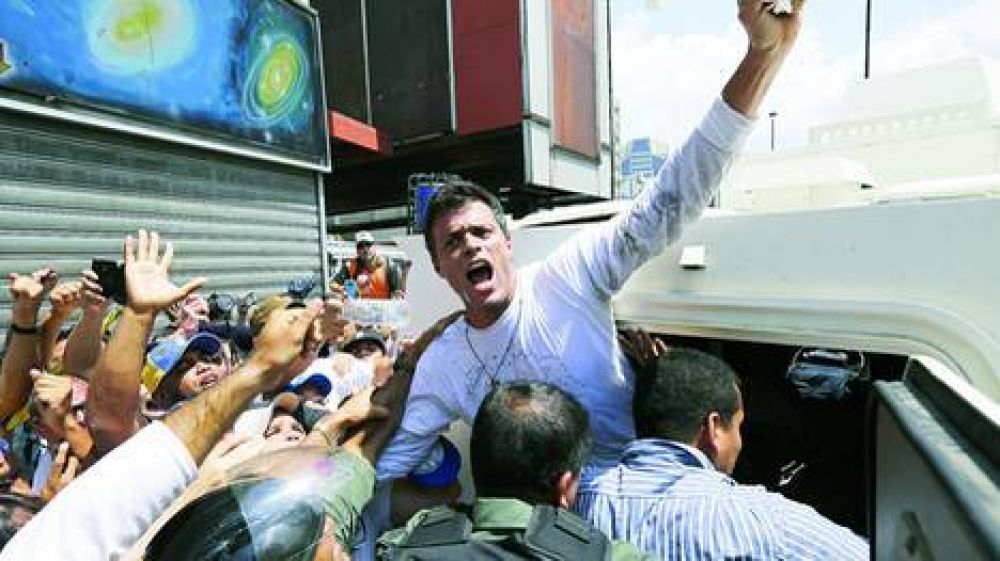 Al frente de una multitud, el lder opositor se entreg en Caracas