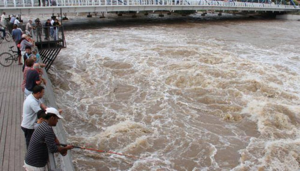 Lluvias inundaron Villa Nueva y hubo que evacuar a familias