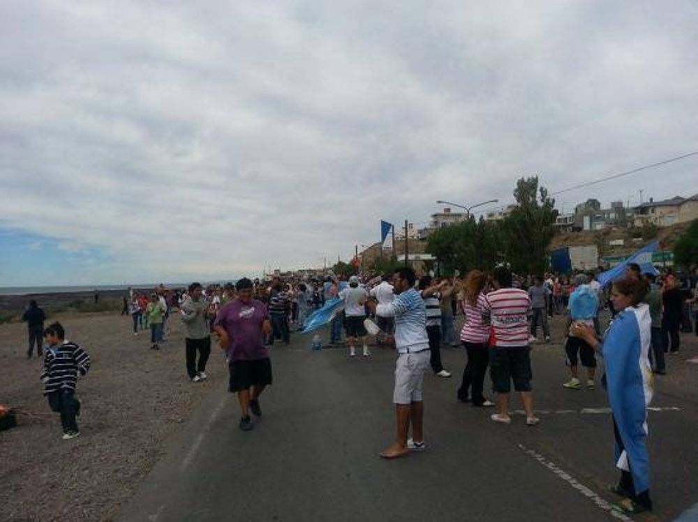 M�s de tres mil personas movilizadas en Caleta Olivia ante la falta de agua