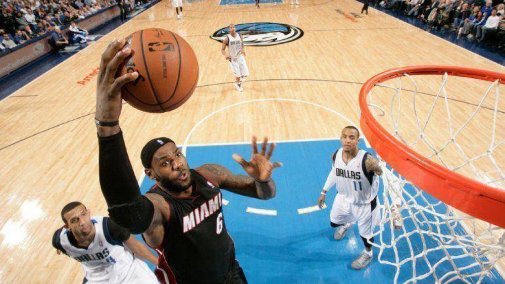 Con 42 puntos de LeBron James, los Heat vencieron a Dallas