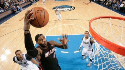 Con 42 puntos de LeBron James, los Heat vencieron a Dallas