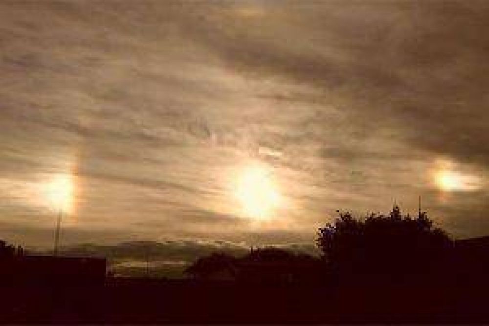 Un extra�o fen�meno en el cielo cautiv� ayer a todos los santiague�os