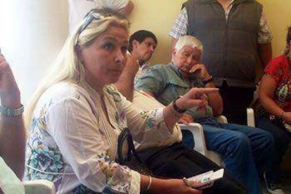 �ES OBSCENO QUE SE GASTEN M�S DE 20 MILLONES DE PESOS EN UNA FIESTA EN CALAFATE MIENTRAS CALETA OLIVIA NO TIENE AGUA�