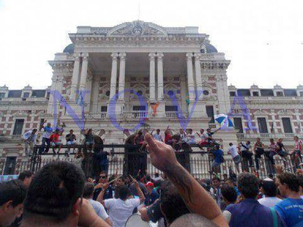 Coparon Gobernaci�n: multitudinaria movilizaci�n del Astillero ante los "o�dos sordos" de Provincia