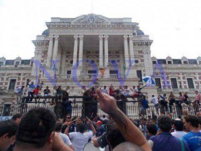Coparon Gobernaci�n: multitudinaria movilizaci�n del Astillero ante los "o�dos sordos" de Provincia