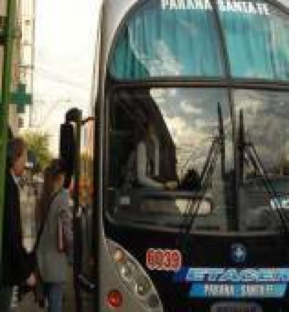 Trabajadores, estudiantes y jubilados criticaron el accionar de Fluviales y Etacer