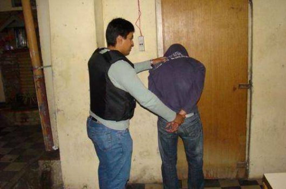 Borrachos detenidos al intentar cobrar "peaje"