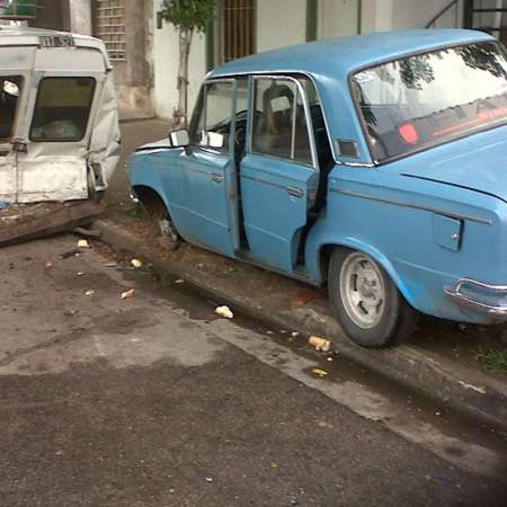 Autom�vil choca camioneta y termina arriba de una vereda