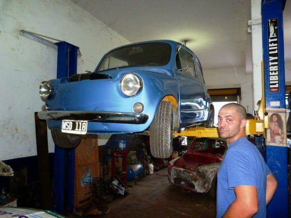 Desde Posadas viajan al Mundial de Brasil en un Fiat 600, un sue�o a punto de hacerse realidad