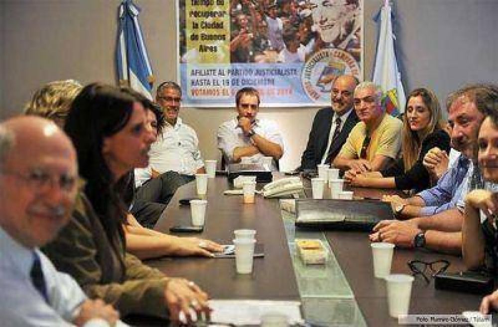 Legisladores y funcionarios del FPV porte�o se reunieron para coordinar pol�ticas para la Ciudad