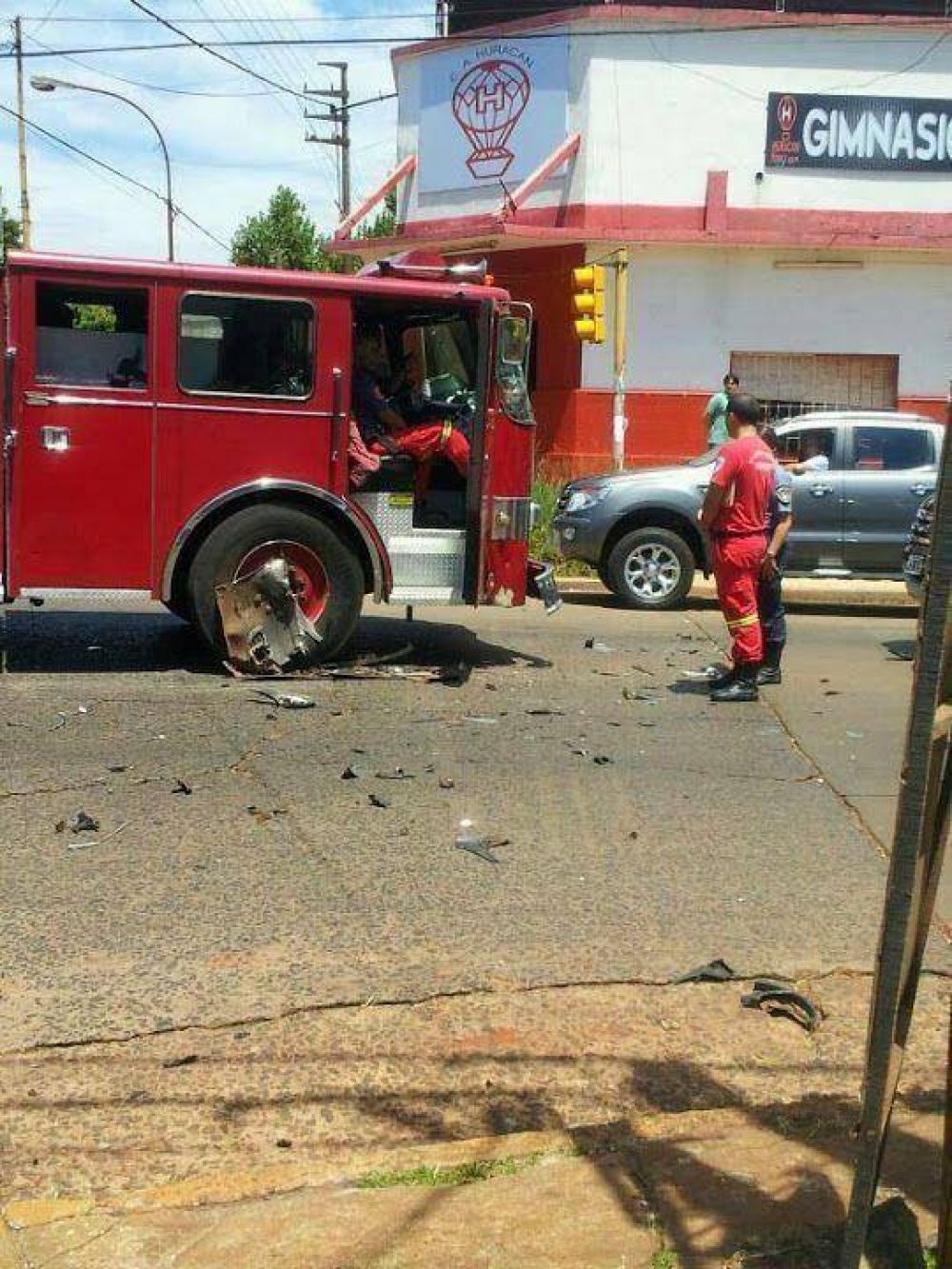 M�ltiple choque entre un cami�n de Bomberos y dos veh�culos 