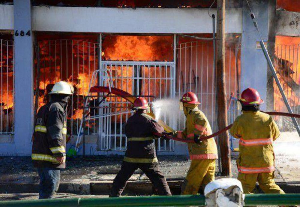El fuego redujo "Su Hogar" a escombros y chatarra