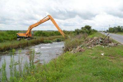 Acciones de limpieza en los canales de la Avenida �Juan Domingo Per�n�