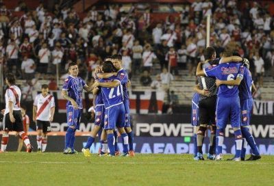 Godoy Cruz afin� la punter�a y se llev� un triunfazo del Monumental