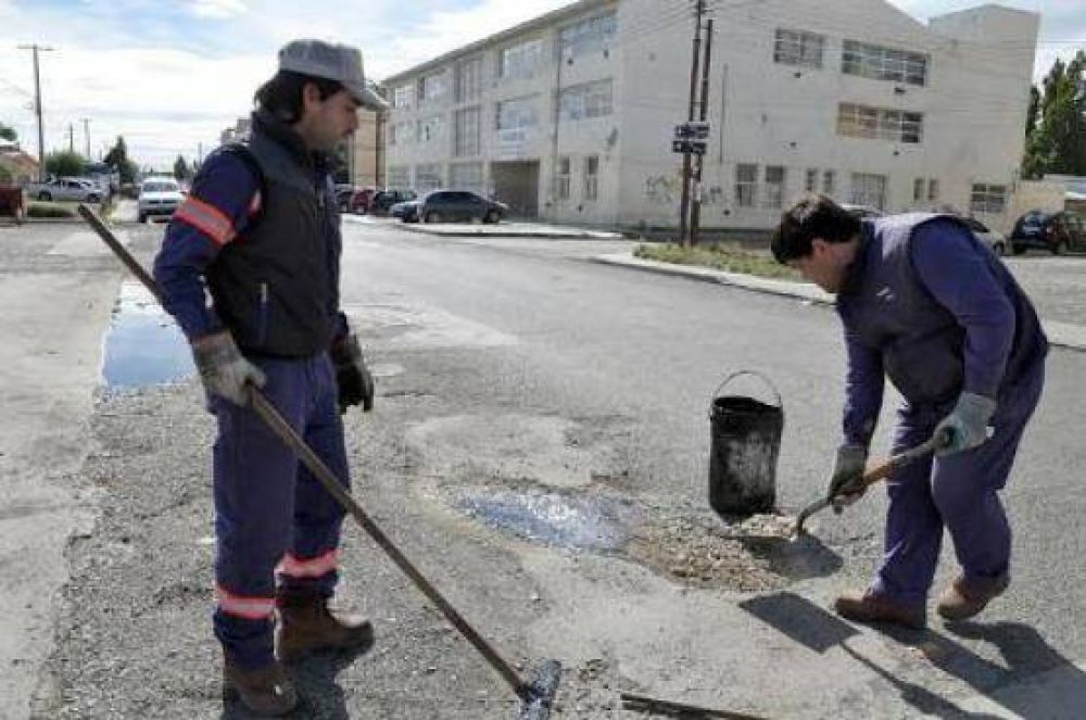 Contin�an las tareas de bacheo
