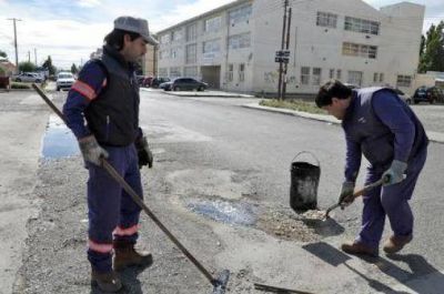 Contin�an las tareas de bacheo