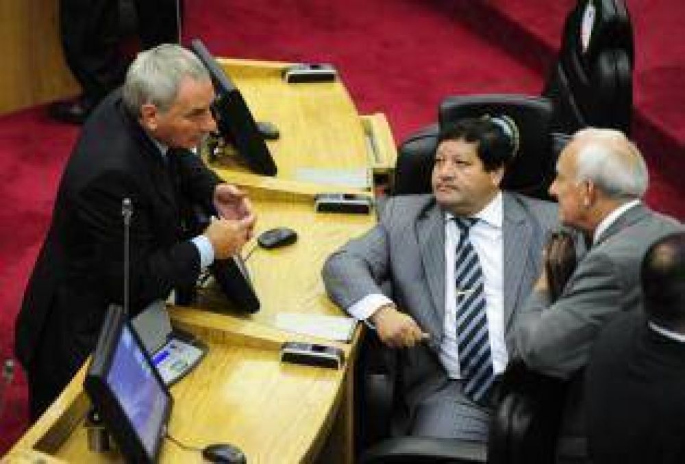 �Los massistas deben renunciar a las comisiones�, dicen en el bloque oficial