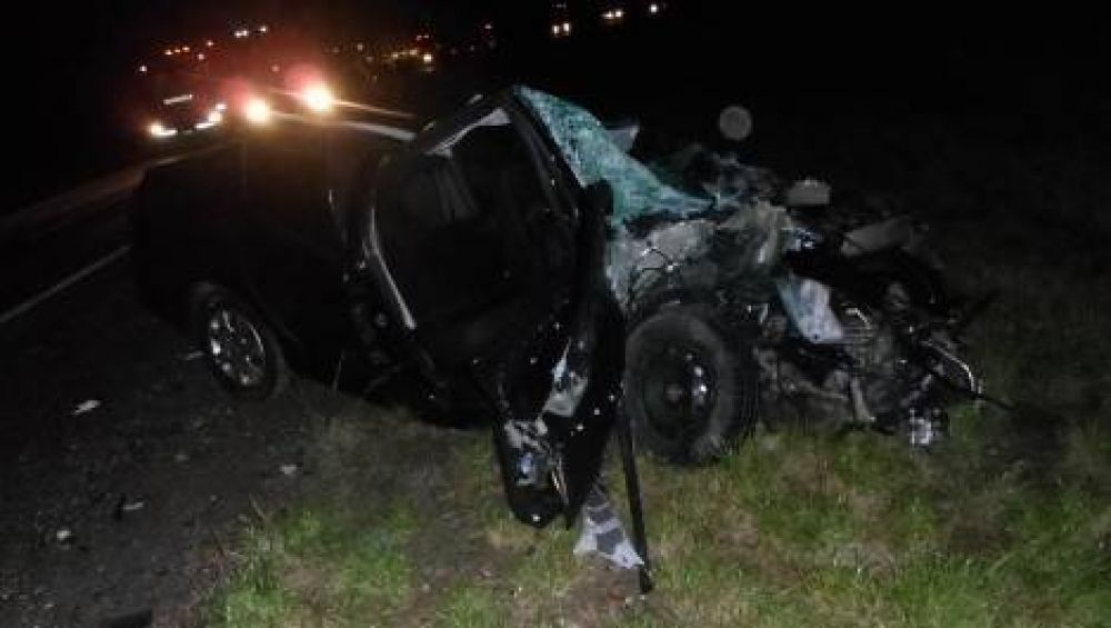 Mueren dos hombres al chocar contra un cami�n en la ruta 157