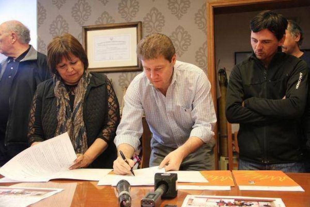 Melella firm� los convenios para la construcci�n de otras 50 viviendas sociales Destacado