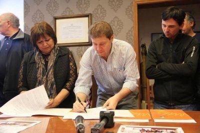 Melella firm� los convenios para la construcci�n de otras 50 viviendas sociales Destacado