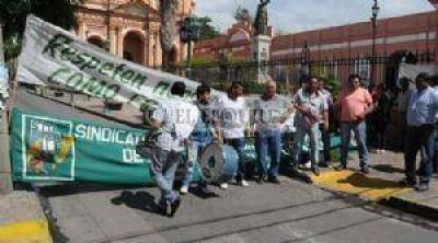 Empleados toman empresa por despidos