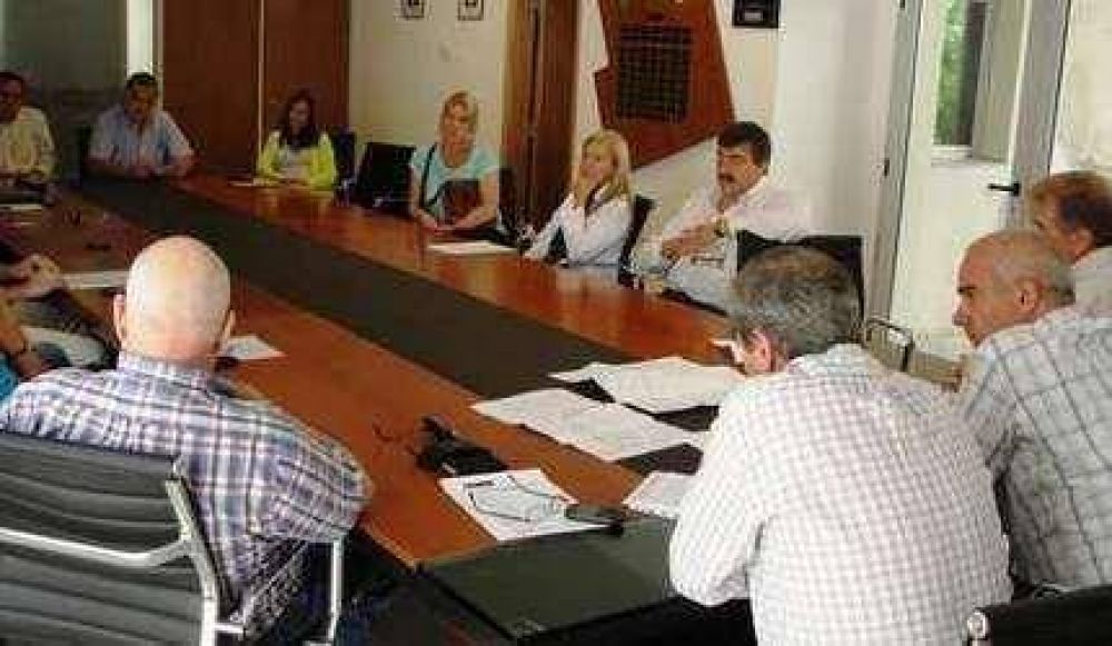 Echeverr�a analiz� la situaci�n del Hospital con funcionarios y equipo t�cnico
