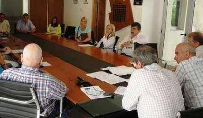 Echeverr�a analiz� la situaci�n del Hospital con funcionarios y equipo t�cnico
