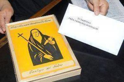 Lanzan campa�a a trav�s del env�o de cartas, para invitar al Papa a que visite Santiago del Estero