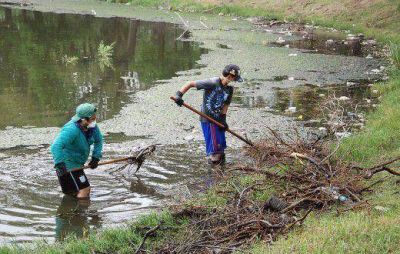 Limpian el lago de Villa Dalcar en R�o Cuarto