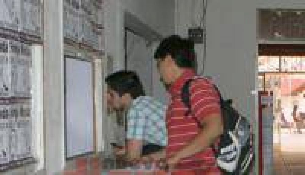 Convocan a los estudiantes a solicitar las becas 2014