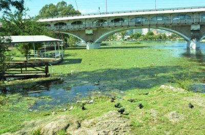 La creciente llen� de basura el lago San Roque