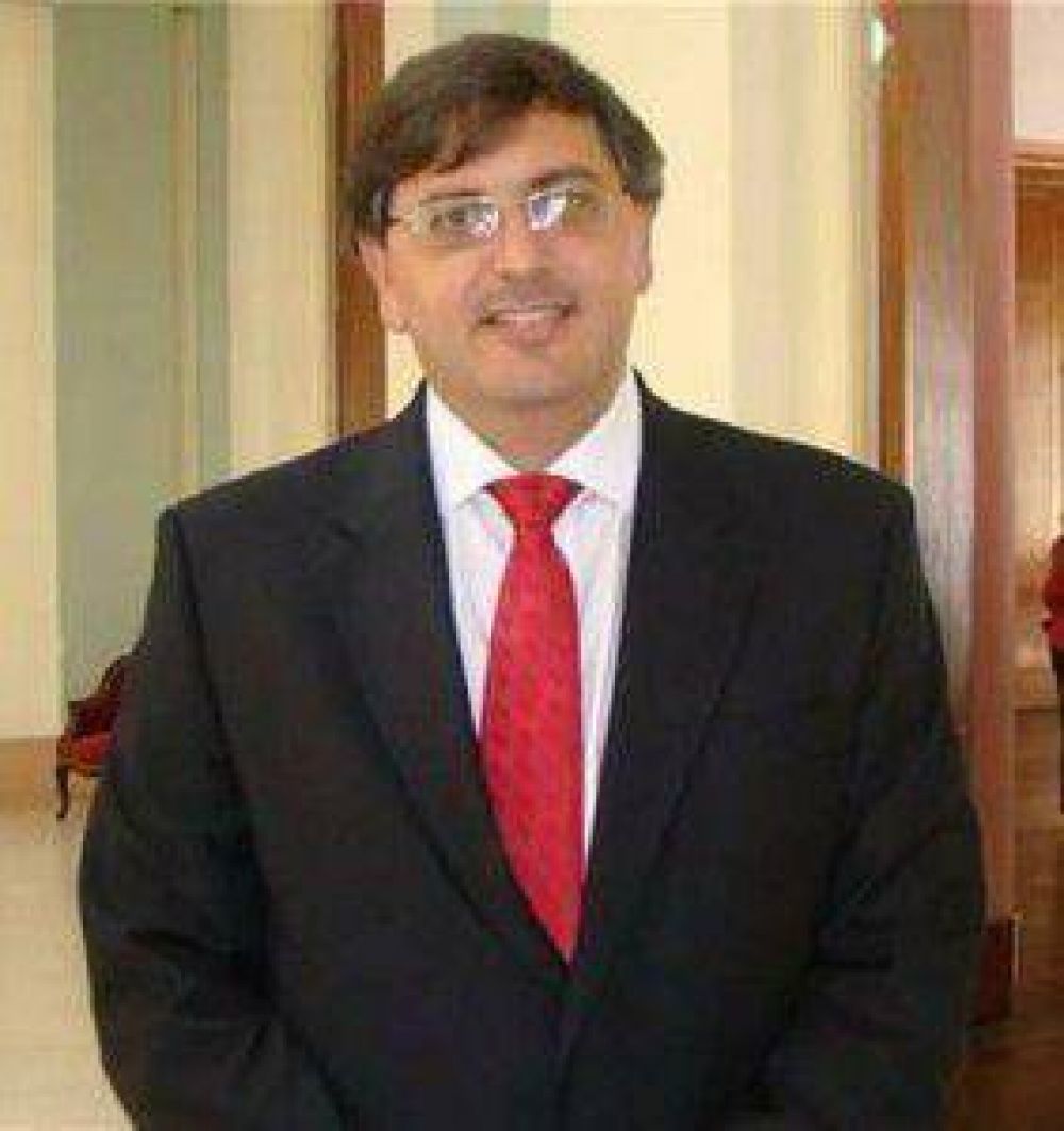 Juli�n Dom�nguez es el candidato presidencial del Dip Walter Abarca