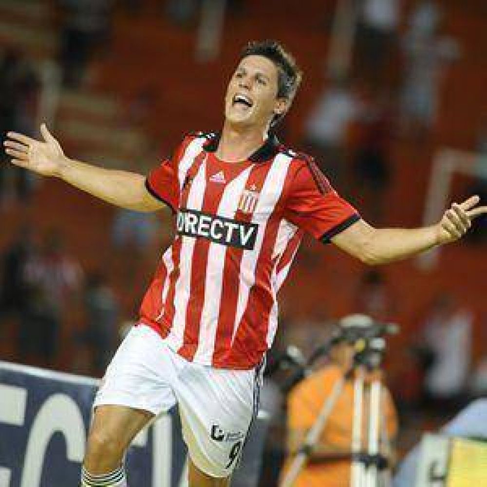 A lo guapo, peg� dos portazos y mira a todos desde arriba