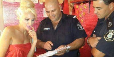 Problemas para Vicky Xipolitakis: en plena funci�n la visit� la polic�a