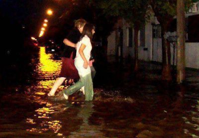 Madrugada bajo agua: hay unas 50 personas evacuadas en Santa Rosa