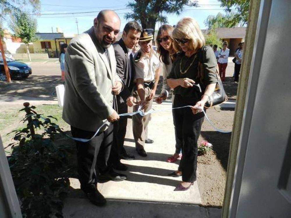 Entregaron tres viviendas de servicio en Castex